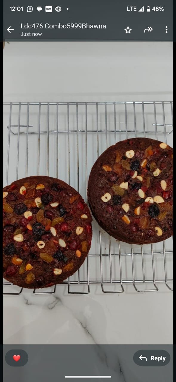 Student Christmas plum cake